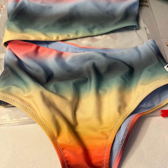MOLO ONE PIECE BATHING SUIT UPF50+ COLOR RAINBOW MIST. SIZE 14 - Picture 4 of 4